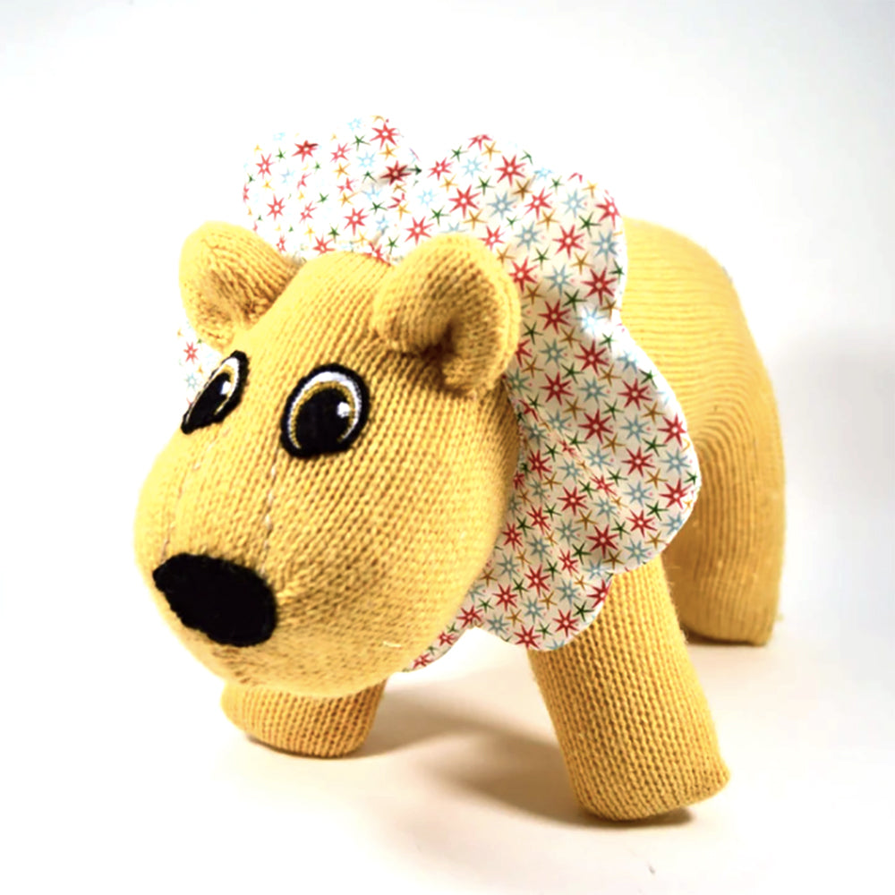 Knitted lion toy with patterned mane