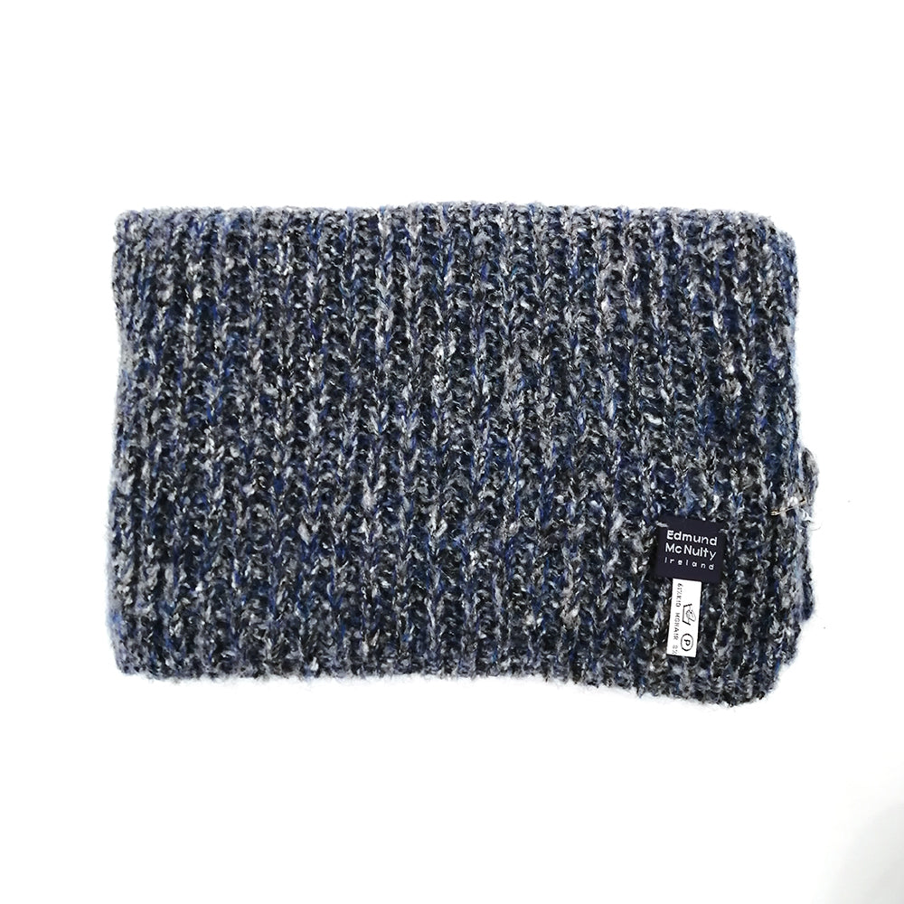 Square knit scarf in blue speckled pattern